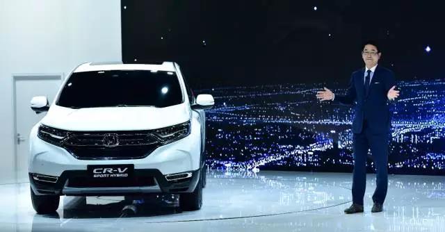 作為全球最暢銷的SUV， CR-V創(chuàng)造了無數(shù)個奇跡。撇開全球不說，從2004年CR-V被引進(jìn)到中國市場以來，就開拓了城市SUV市場，開啟了國內(nèi)高品質(zhì)SUV生活潮流。進(jìn)取之路永不停止，就在此次上海車展期間，東風(fēng)本田CR-V也終于迎來了全新?lián)Q代，實現(xiàn)了從內(nèi)到外的全面革新。