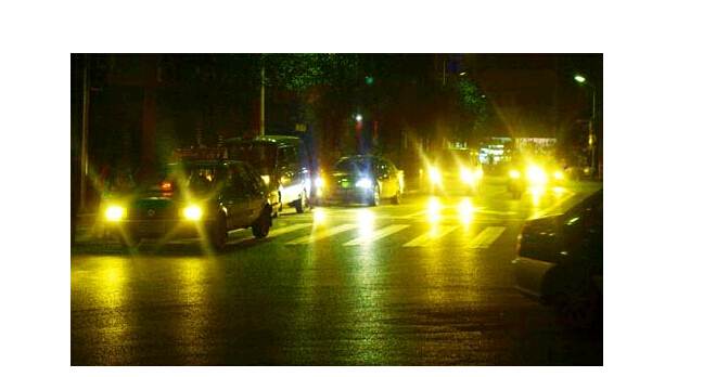 夜晚開車，小心穿了隱身衣的黑衣女子，會(huì)吃人！