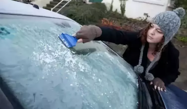 汽車玻璃結(jié)冰怎么辦，簡單處理有妙招